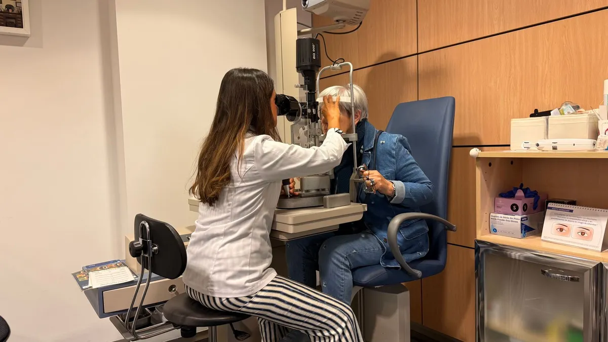 Paciente adulto durante una valoración visual con una profesional, fotografía de referencia